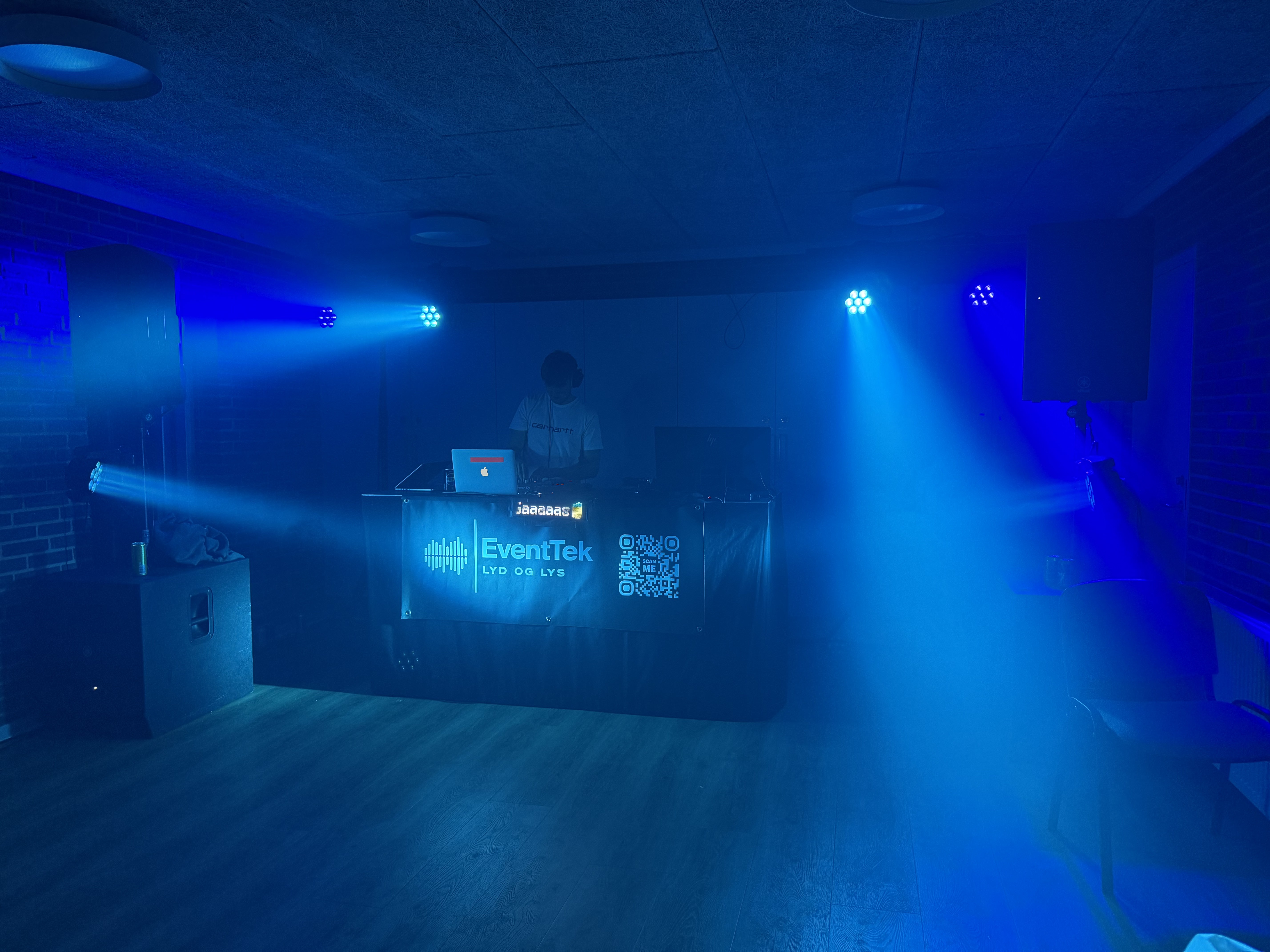 Komplet DJ-setup med lyd og stemningsfuldt lys